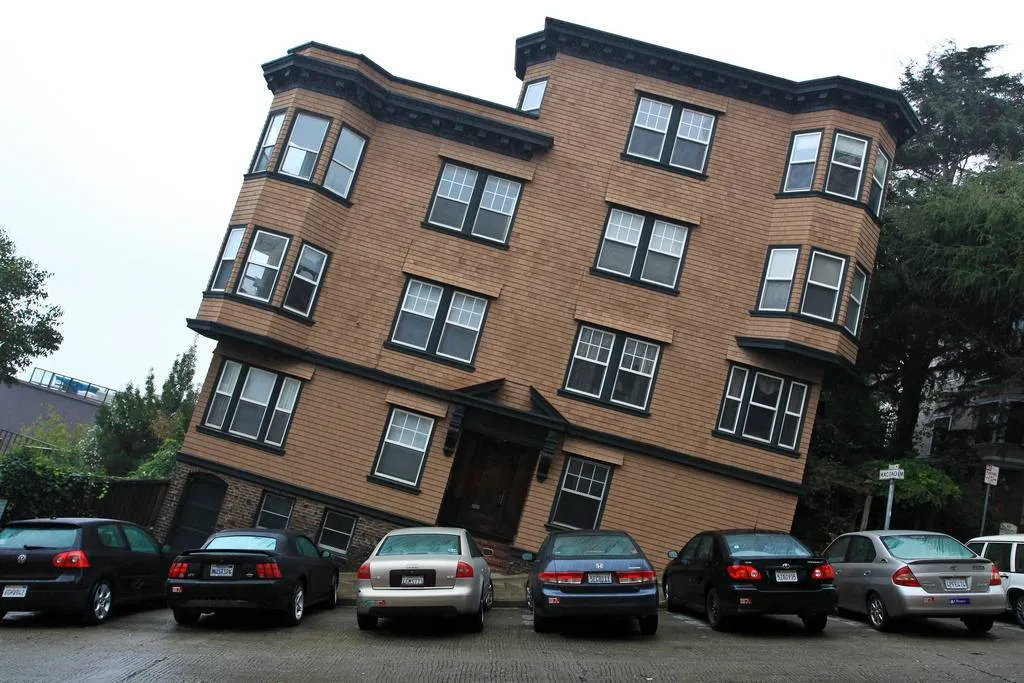 Victorian building with bay windows on a steep San Francisco Financial District street